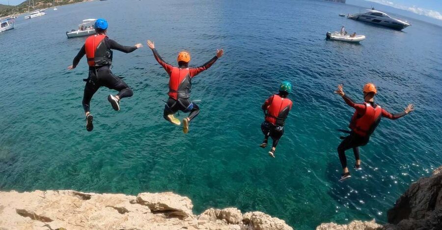 Alghero: Coasteering at Cala Dragunara in Porto Conte Park - Reaching Cala Dragunara and getting set up