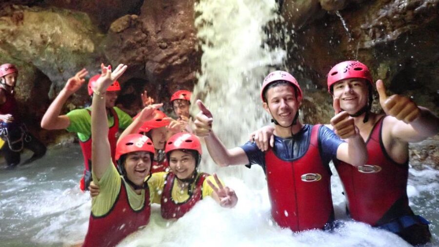 Alicante: Water Canyoning in Gorgo de la Escalera Ravine - The footwear issue deserves attention