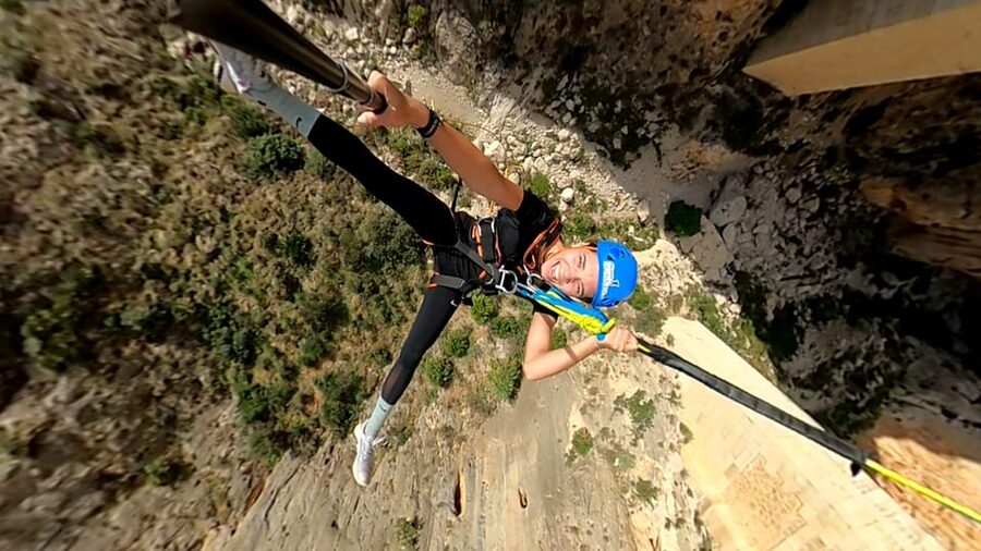 Altea: Bungee jumping in "El Mascarat" canyon - The rope-assisted climb to the bridge