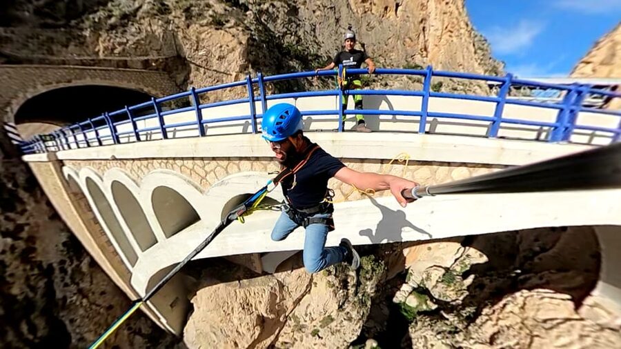Altea: Bungee jumping in "El Mascarat" canyon - Forty meters of free fall, then the pendulum