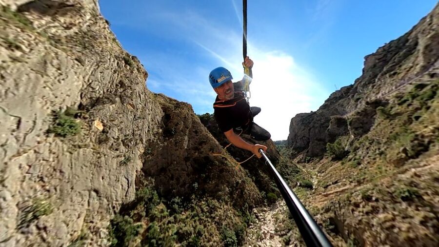Altea: Bungee jumping in "El Mascarat" canyon - The scenery is part of the value