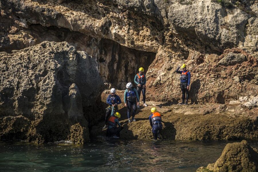 Arrábida: Setubal, Sesimbra Coasteering & Speedboat Tour - Jumps from 2 to 8 meters