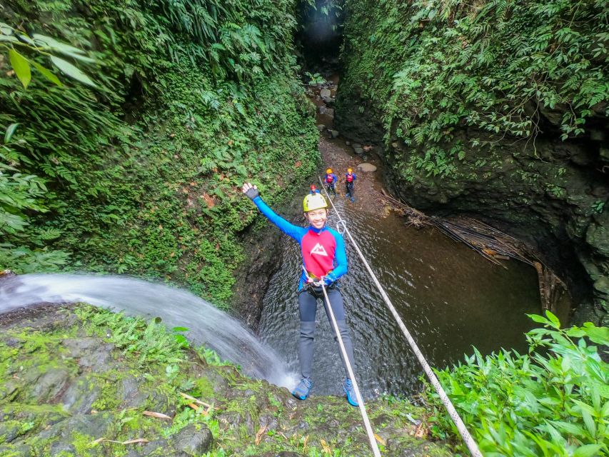 Bali: Gitgit Canyon Canyoning Trip with Breakfast and Lunch - Entering Gitgit Canyon by way of volcanic rock