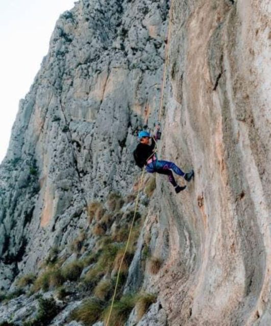 Benidorm: Via ferrata Ponoig, cerca de la Nucia - Getting fitted with the right equipment