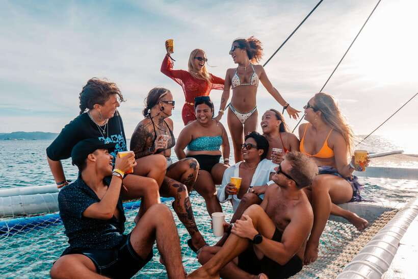 Boracay: Island Hopping & Cliff Jumping by Haqqy Life - Cliff jumping at Magic Island