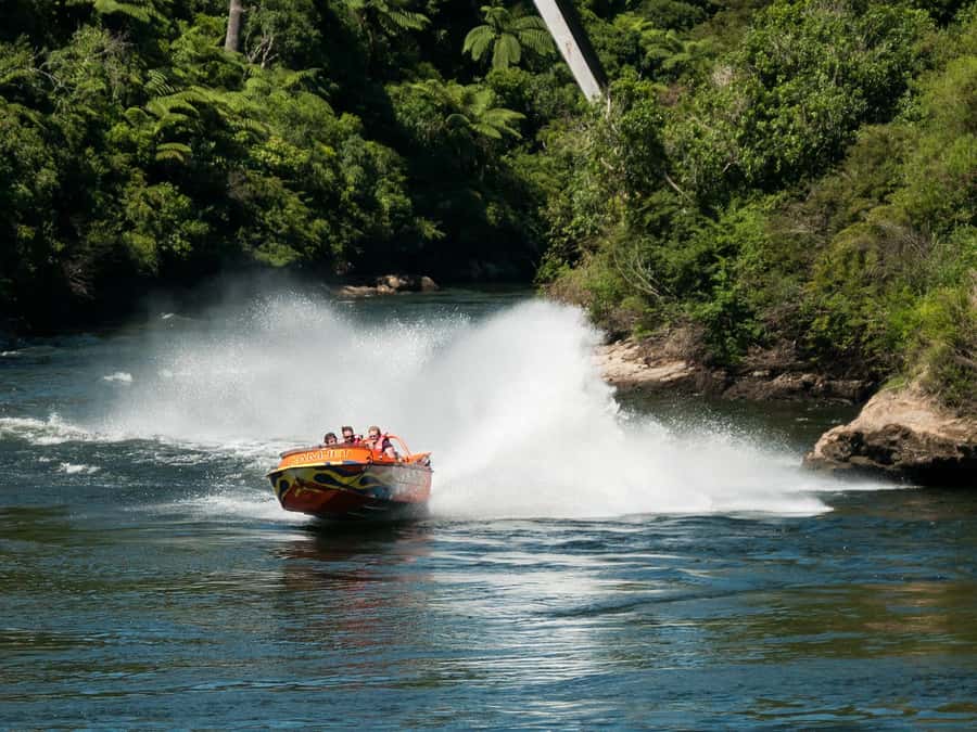 Cambridge Waikato New Zealand: Tour -45 Min Extreme Jet Boat - The 15-minute safety briefing before the engine starts