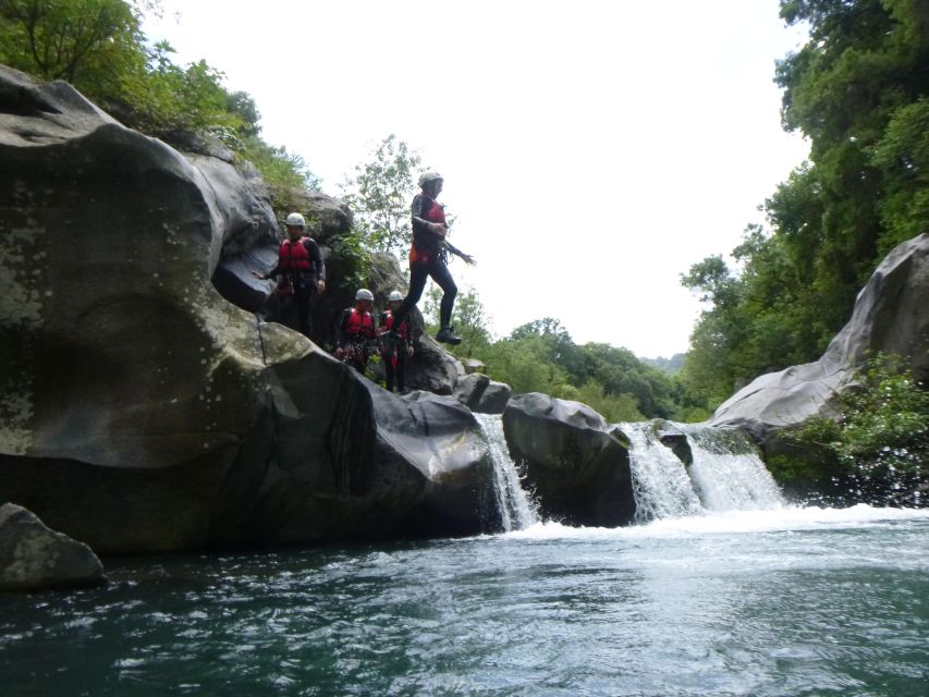 Canyoning and bodyrafting in the Alcantara River - Getting fitted for the river