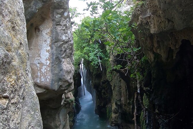 Canyoning in the water - Kourtaliotiko Gorge - What the guides do well