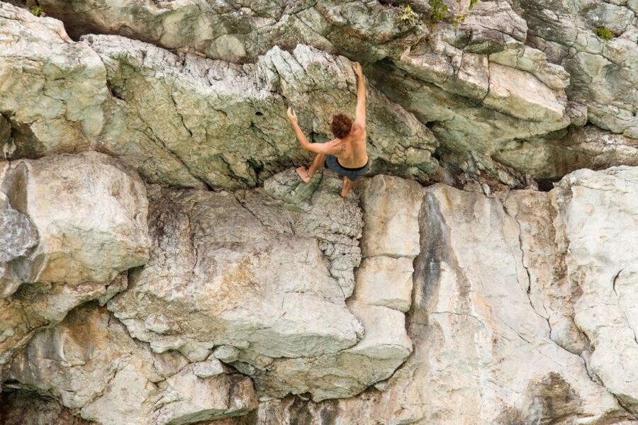 Cat Ba: Advanced Rock Climbing & Cliff Jumping Boat Tour - Why Lan Ha Bay works so well for rope-free climbing