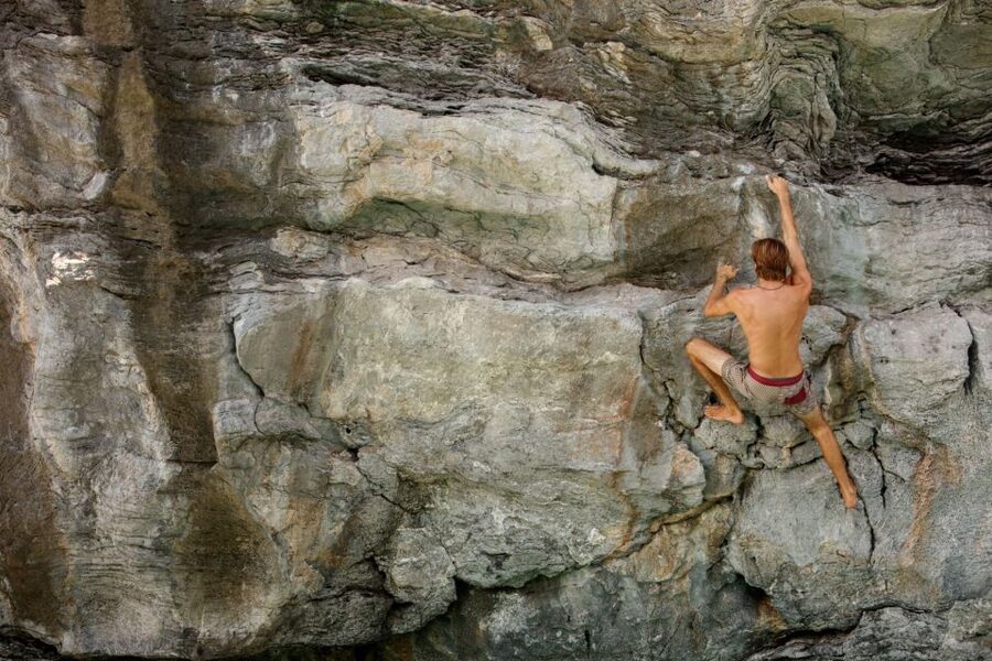 Cat Ba: Advanced Rock Climbing & Cliff Jumping Boat Tour - Lunch on the boat and a slower middle of the day