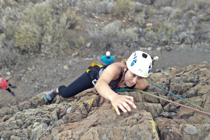 Climbing + Zipline + Via Ferrata + Cave. Adventure route in Gran Canaria - Scrambling toward the volcanic tube