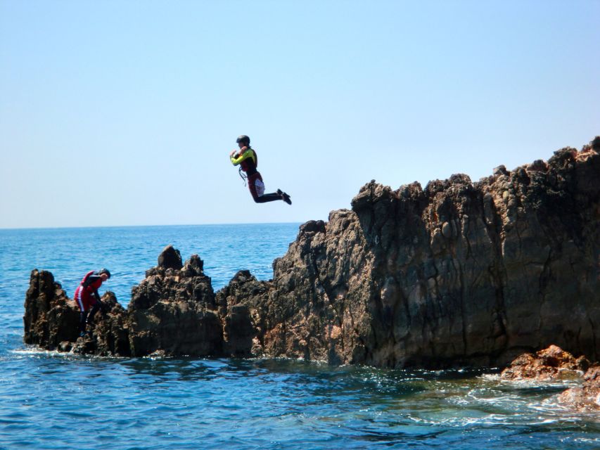 Coasteering Algarve: Cliff Jump, Swim & Climb in Sagres - What this coasteering trip is really like