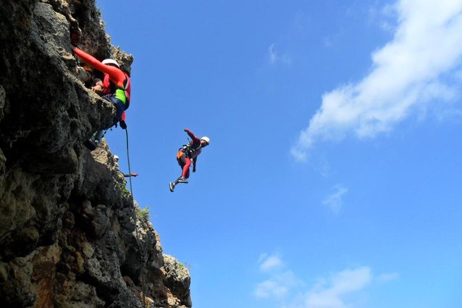 Coasteering at Portinho da Arrábida - Safety: supportive guides, not a contest