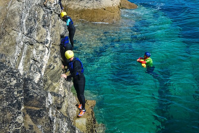 Coasteering Experience in Newquay - Learning technical traversing on the rocks