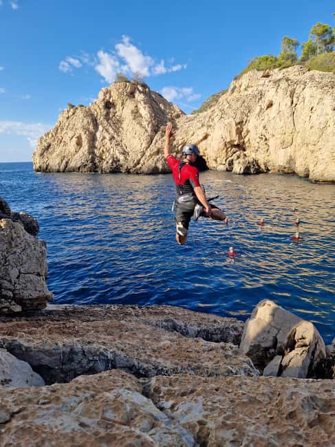 Coasteering South - Cliff jumping with room to choose your height