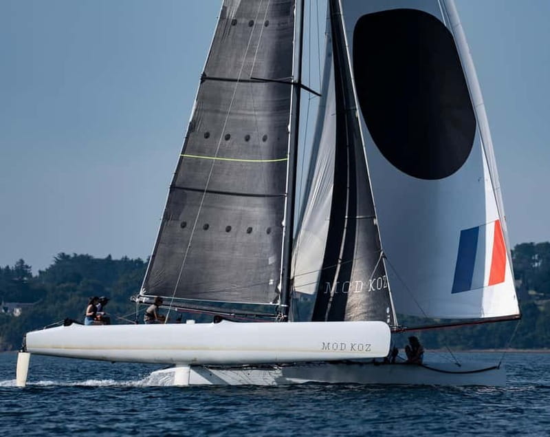 Embark at Larmor-Baden to discover our Extreme 40 catamaran - Meeting the black van at Larmor-Baden