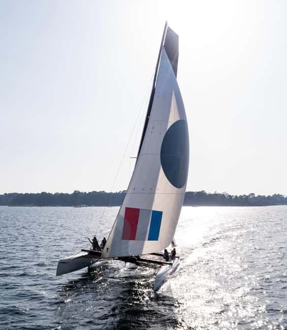 Embark at Larmor-Baden to discover our Extreme 40 catamaran - Four positions on each hull