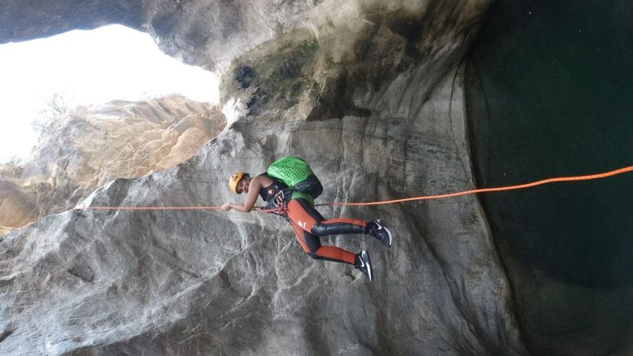 From Athens: Manikia Gorge Canyoning - Walking into the gorge and learning the ropes