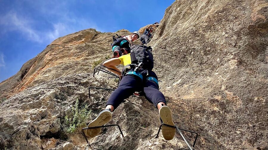 Granada: Via Ferrata Pueblos de Moclin - The guide makes the first climb easier