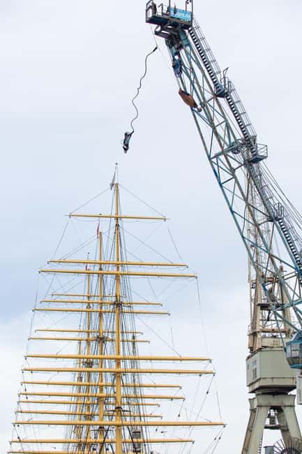 Hamburg: Bungee Jumping 50 Meters High over the Harbor - Who Can Take Part?