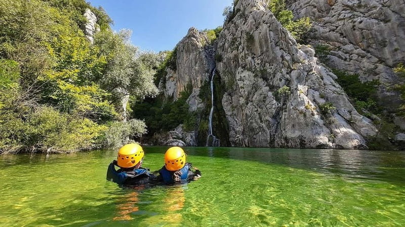 Iz Omisa: Extremni Canyoning na rijeci Cetini/ Free photos - Getting fitted in Zadvarje