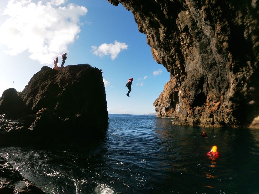 Madeira: Coasteering Tour - Working through the optional cliff jumps