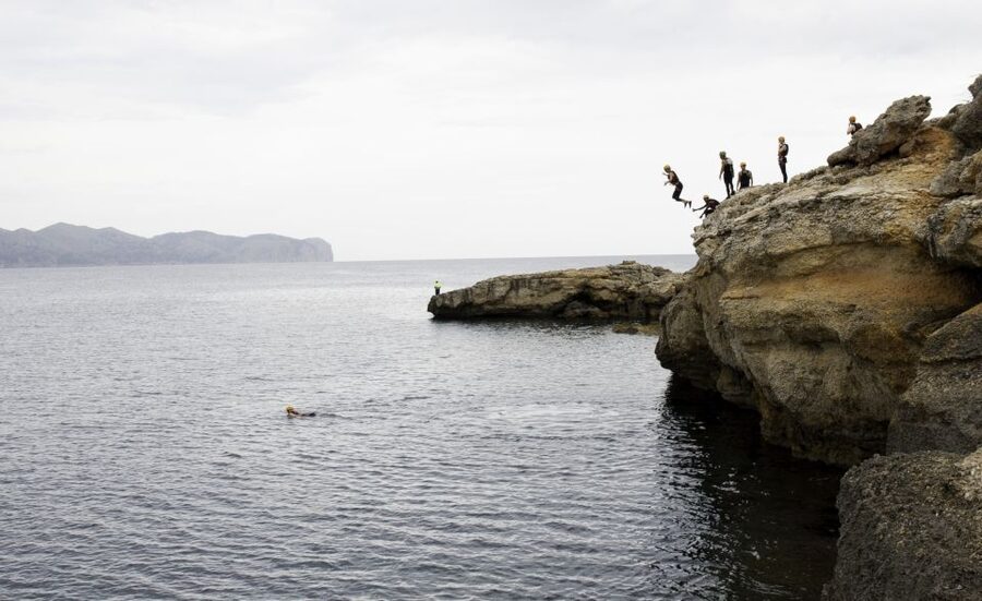 Mallorca: 4-Hour Cliff Jumping Adventure - Pickup, languages, and booking value