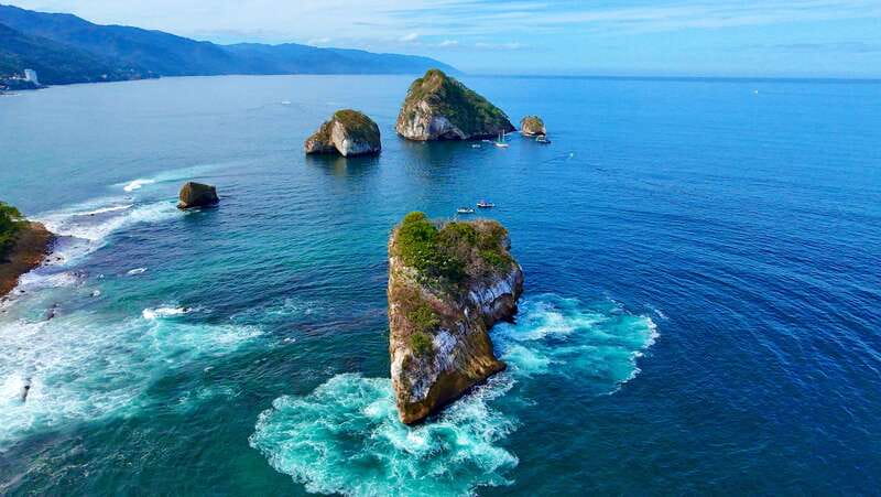 Mismaloya: Snorkeling, Cliff Jumping, and Beach Tour - The first 20 minutes: leaving Mismaloya by boat