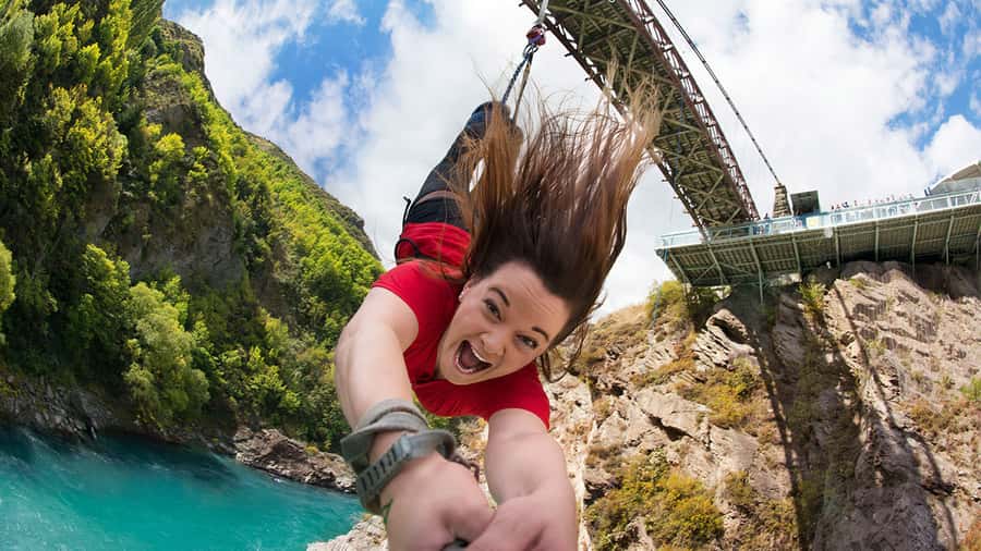 Queenstown: Kawarau Bridge Bungy - World's First Bungy! - What happens at the bridge