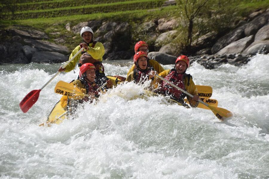 Rafting Classic, with Extreme Waves - Getting fitted for river gear