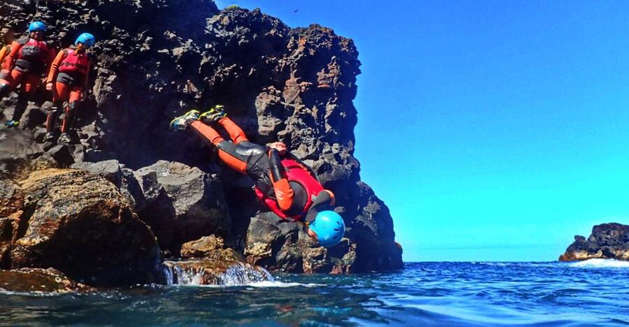 São Miguel: Coasteering Experience in Caloura - The first walk across the lava rock