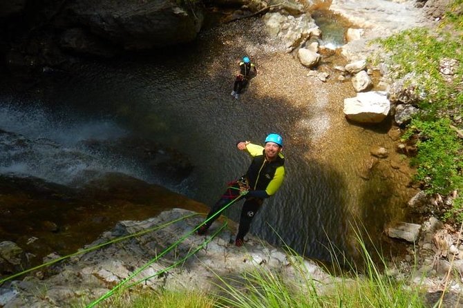 Sports canyoning in the Vercors near Grenoble - The safety briefing and canyoning techniques