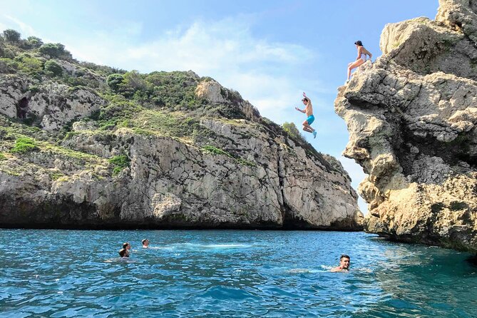 Uncharted Marine Reserve Cave, Snorkel & Cliff Jumping Kayak Tour - How the guides shape the day